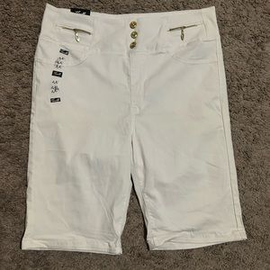 White shorts. Stretchy, sz 2x
